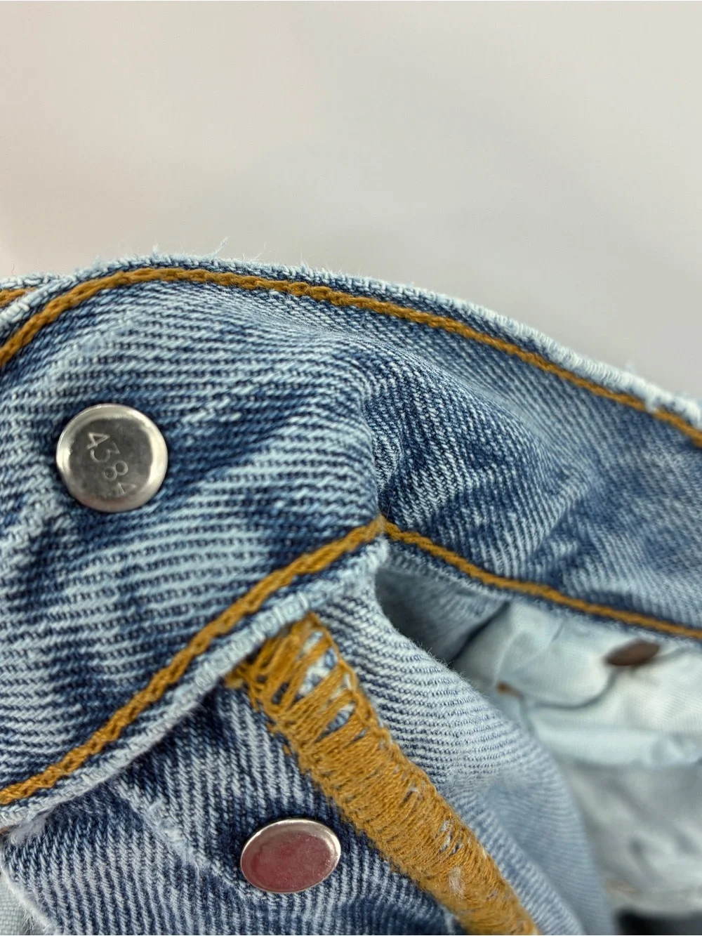 Levi’s Vintage 90s Men’s 501 Distressed Denim Jeans Button Fly Broken-In 35x29